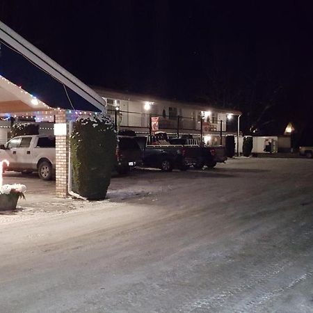 Anchor Riverfront Motel Sicamous Exterior photo