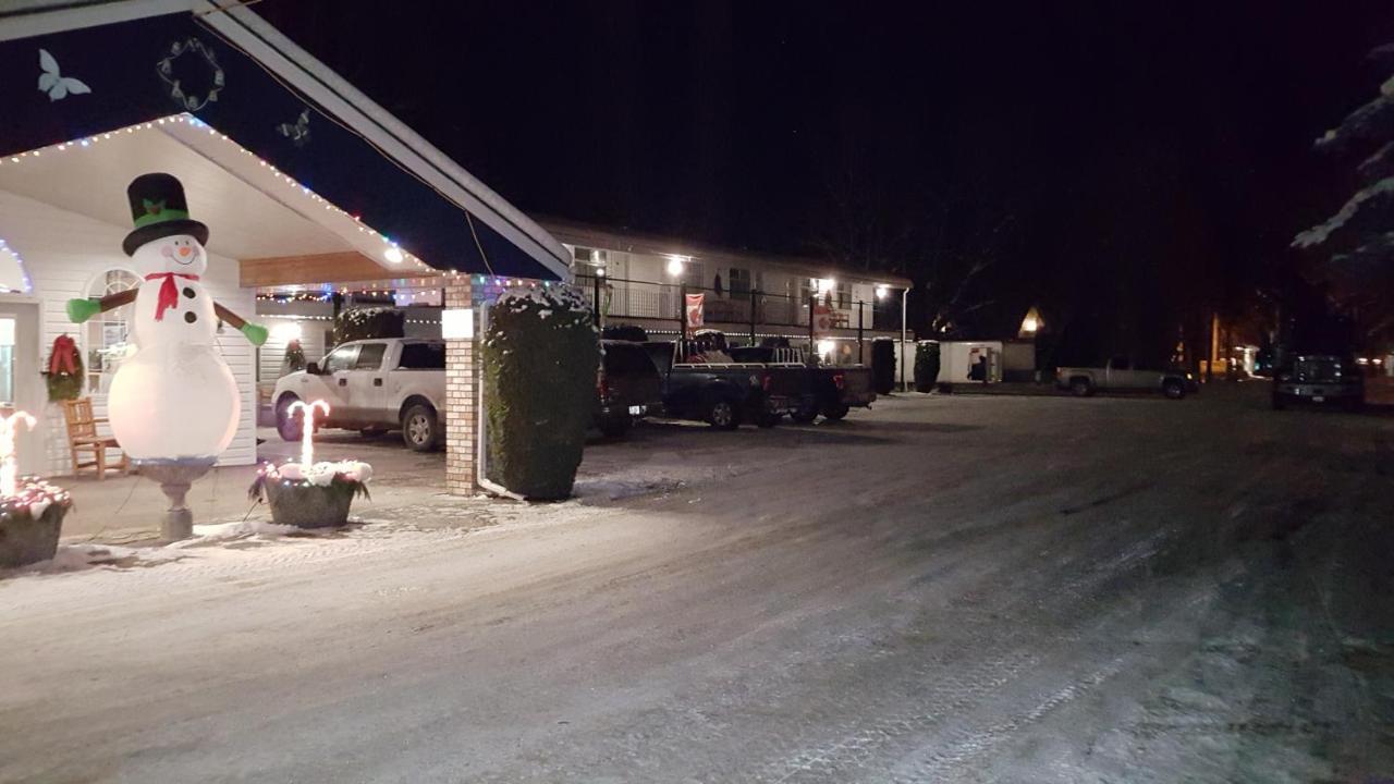 Anchor Riverfront Motel Sicamous Exterior photo