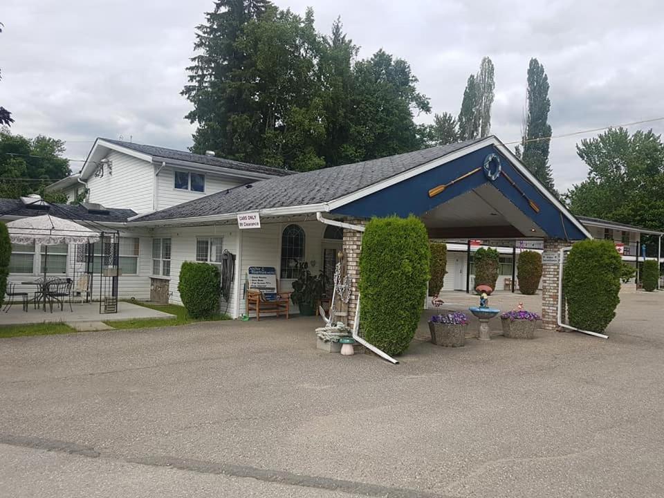 Anchor Riverfront Motel Sicamous Exterior photo