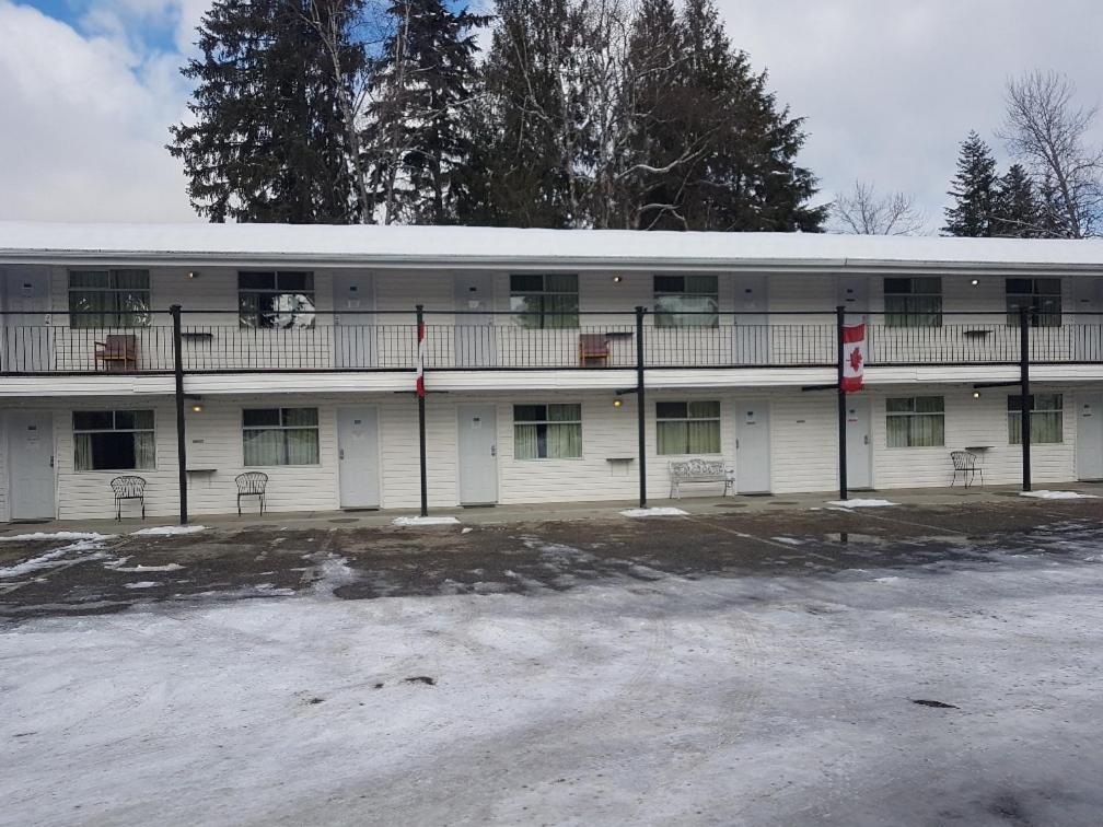 Anchor Riverfront Motel Sicamous Exterior photo
